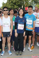 组图：杨千嬅惊讶香港拐婴案 红地毯摔倒伤右脚