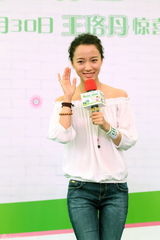 组图：王珞丹现身广州会粉丝 微博自嘲额头伤疤