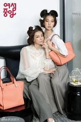 组图：韩国女艺人黄信慧携手女儿拍杂志写真