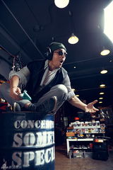 组图：邵兵表情开怀搞怪 演绎熟男雅痞风