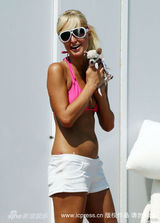 幻灯图集：帕丽斯-希尔顿与宠物狗形影不离