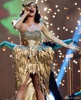 组图：凯蒂佩里爆乳亮相 化身金丝雀鸟笼中放歌