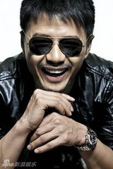 幻灯图：段奕宏拍型男写真 墨镜扮酷潇洒倜傥