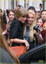 组图：泰勒斯威夫特格衬衫扮小清新与粉丝开心合照