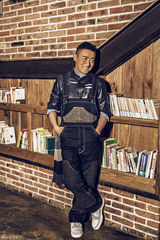 组图：聂远帅气登封面 表情逗趣卖萌