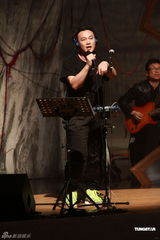 高清组图：陈奕迅香港开唱 靠唱功长裤T恤也疯狂