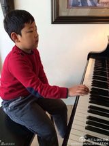 组图：石头练琴照曝光 纯爷们的文艺范儿