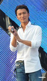 组图：谢霆锋千万代言护肤品 与钟舒漫齐齐北上掘金