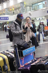 组图：郭晓冬携妻程莉莎赴德争奖 机场甜蜜自拍