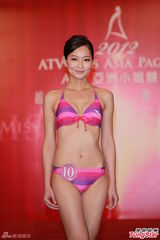 组图：候选亚姐泳装亮相 韩国选手压鼻否认整容