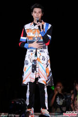 组图：严爵个唱秀舞技 打死不肯脱衣露腹肌