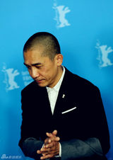 组图：梁朝伟柏林微笑萌状引关注 刘嘉玲未陪伴