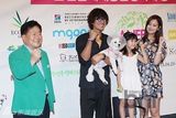 组图：韩国办世界动物电影节 金民俊抱狗狗有爱
