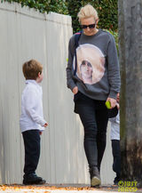 组图：布兰切特潮装出街 陪子散布心情佳