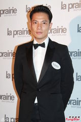 组图：赵式芝再陷同性情 与杨如芯亲密携手亮相