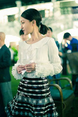 组图：周迅羽毛蕾丝连衣裙亮相卡尔全球大秀