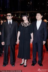 组图：《推拿》剧组红毯牵手 盲女张磊黑裙飘逸