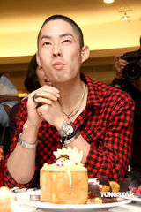 幻灯图：吴建豪小平头亮相 坦陈公司员工涉毒问题