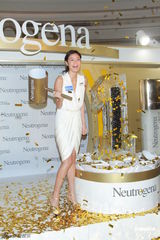 组图：乐基儿白裙金鞋代言美白产品 露俏皮笑容 