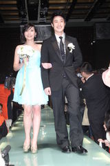 组图：唐志中新娘遭整蛊 王力宏潘玮柏黑人欲吻