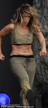 组图：洛佩兹火辣开唱 穿钻石流苏裙狂扭电臀