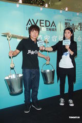 组图：袁咏仪方力申身体力行挑水做慈善