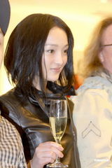 组图：周迅低调现身为品牌代言 展露精灵般笑容