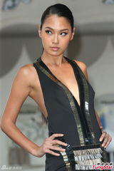 组图：模特露背低胸秀美腿 顶伤上阵拼性感