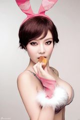 组图：徐冬冬变身热辣兔女郎 挺酥胸秀中秋月饼
