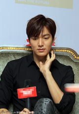 组图：李敏镐亮相成都可爱卖萌 黑衬衫帅气干净