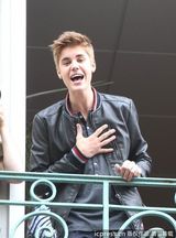 组图：比伯拿扩音喇叭开阳台演唱会