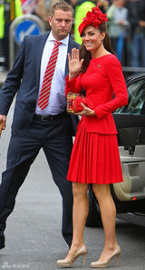 组图：英女王登基60周年游船 凯特王妃鲜艳欲滴