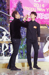 组图：明道吴尊交杯酒跨年 对女粉丝爱的抱抱