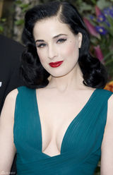 组图：黛塔-范-提斯深V长裙露完美胸线