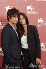 组图：《炎夏》记者会 贝鲁奇中性装亮相也妩媚