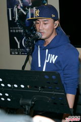 组图：林峰将再再次唱响红馆 帅气练唱