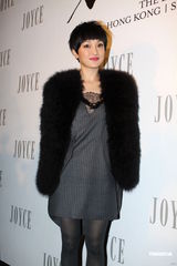 组图：周迅霍思燕出席品牌晚会 毛皮外套驱寒保暖