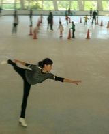 组图：张柏芝独自现身冰场滑冰引围观