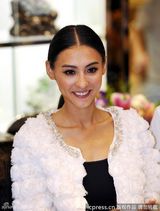 组图：张柏芝离婚后首露面 亮相几分钟强颜欢笑