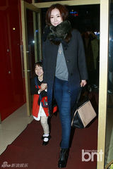 组图：崔智友牵“女儿”现身《保姆》收官活动