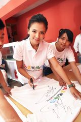 组图：刘涛献唱《北京祝福你》为奥运加油