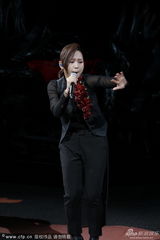 组图：周笔畅黑色礼服演唱 现场霸气十足