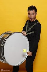 组图：耿乐曝光全新个性写真 帅气展现搞怪气质