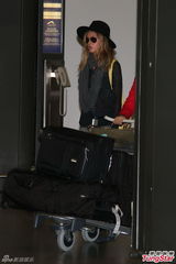 组图：《变4》抵港取景 女主角妮可拉-佩尔茨素颜失措避镜头