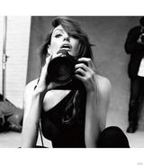 组图：茱莉黑白大片质感十足 转型知性不忘耍宝