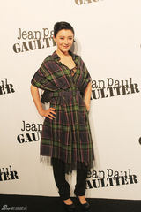 组图：陈廷嘉亮相时尚秀 格子装显优雅知性