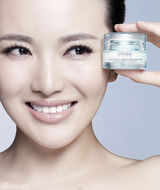 高清图：孟茜全新写真秀无痕肌肤 展露自信笑容