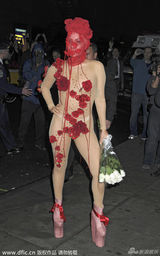 组图：LadyGaga庆生全裸薄纱蔽体翘臀贴花