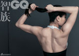 组图：吴敏霞《GQ》泳装大片展现体态美