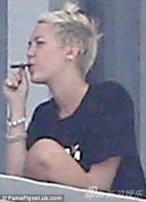 组图：麦莉-赛勒斯现身酒店阳台 疑似吸大麻